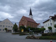 Dorfplatz Falkenberg mit Pfarrkirche St. Laurentius